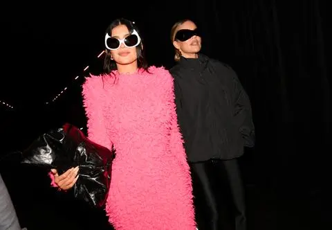 Fashion Week w Paryżu. Kardashianki zaszalały, Emily Ratajkowski przyszła w dresie