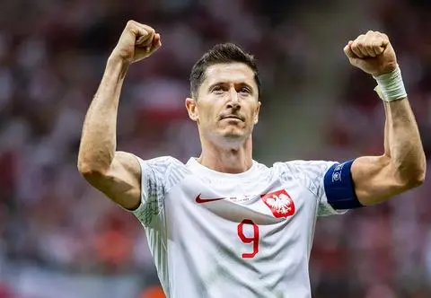 Robert Lewandowski świętuje z rodziną 36. urodziny. Żona i córki zaskoczyły piłkarza