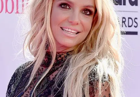 Britney Spears pozuje nago w miejscu publicznym. Fani są zaniepokojeni