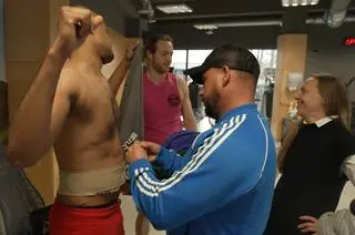 Dźwięk na planie serialu. Przypinanie mikroportu do ciała aktora