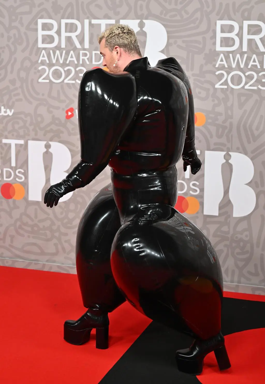 The Brit Awards. Sam Smith zadziwiał stylizacją