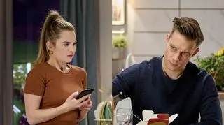 "Na Wspólnej", odcinek 3772. Podejrzany ślubny prezent Żbików. Zdrada Darka wyjdzie na jaw?