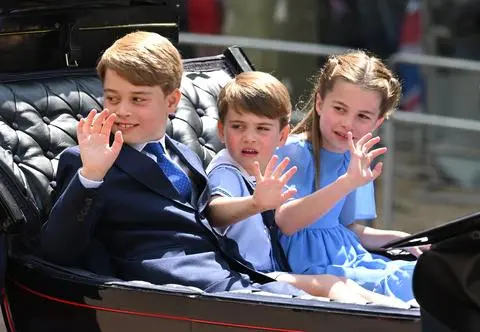 Dzieci księcia Williama i księżnej Kate poszły do nowej szkoły. Tak odebrali je rówieśnicy