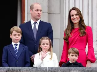 Książę George, księżniczka Charlotte i książę Louis , książę Wiliam, księżna Kate