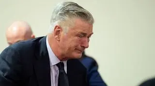 Jest wyrok ws. wypadku na planie "Rust". Alec Baldwin nie mógł powstrzymać łez