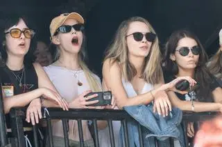 Cara Delevingne podczas festiwalu muzycznego Glastonbury