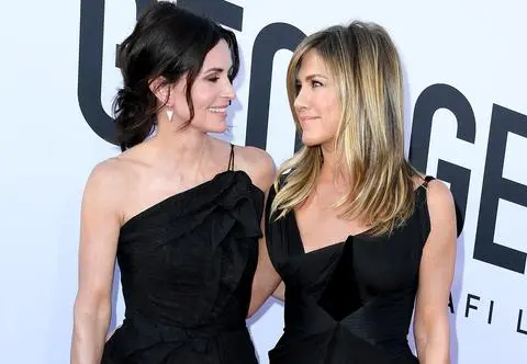 Jennifer Aniston świętuje urodziny Courteney Cox. Pokazała zdjęcie, na którym się całują