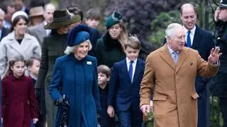 Król Karol III i królowa Camilla z wnukami