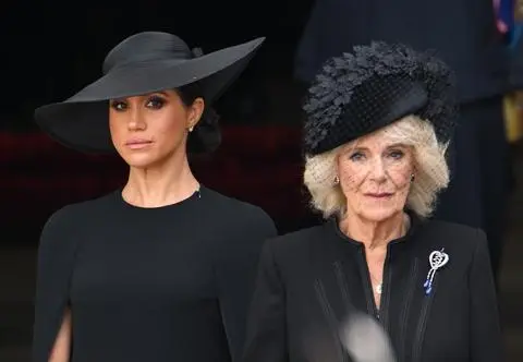 Meghan Markle nie chce zbliżyć się do królowej Camilli? "Elżbieta II była buforem, teraz rozpęta się piekło"