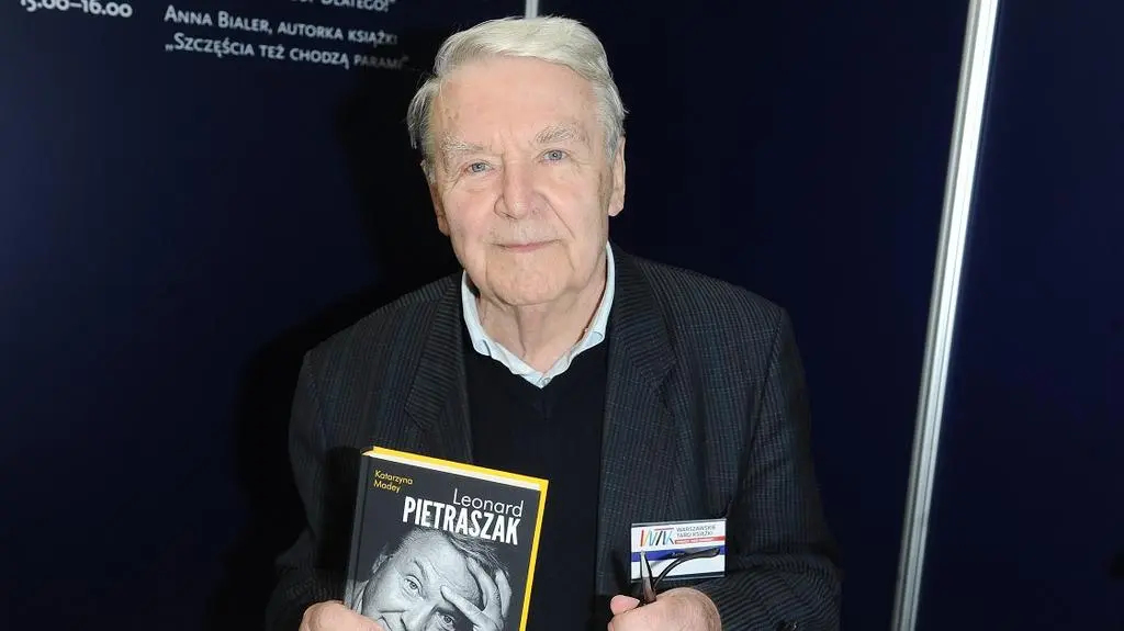 Nagrobek Leonarda Pietraszaka. Zamiast krzyża inny religijny symbol 