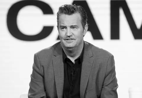 Matthew Perry'ego żegnają miliony fanów. Dlaczego głosu nie zabrali aktorzy z "Przyjaciół"?