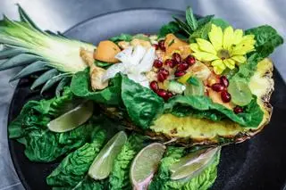 Sałatka z kurczakiem w ananasie z sosem z chili