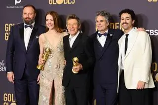 Złote Globy 2023. Yorgos Lanthimos, Emma Stone, Willem Dafoe, Mark Ruffalo i Ramy Youssef