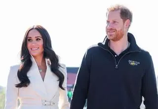 Meghan Markle i książę Harry przylecą do Anglii. Czy królowa zobaczy prawnuczkę?