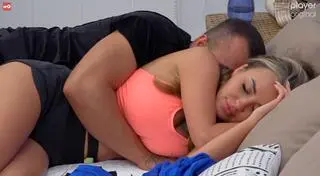 Grześ i Julia przytulają się w sypialni