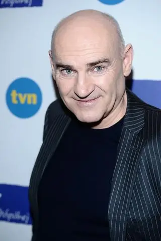 Waldemar Obłoza, aktor z serialu "Na Wspólnej" pozuje na ściance TVN