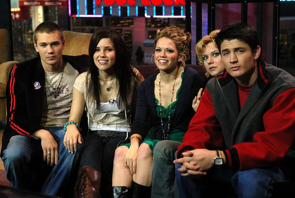 Bethany Joy Lenz z obsadą serialu "Pogoda na miłość"