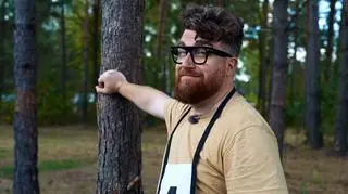 "Nasi w mundurach". Pastor przełamuje swoje słabości. Prywatnie ma piękną żonę i córkę