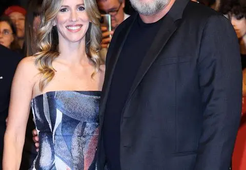 Russell Crowe z ukochaną na premierze. Britney Theriot jest od niego 27 lat młodsza
