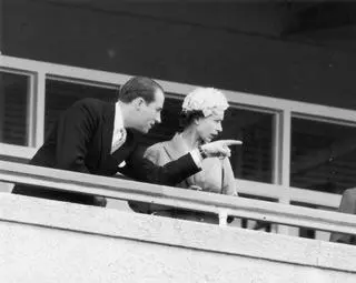 Lord Porchester i królowa Elżbieta II w 1957 roku