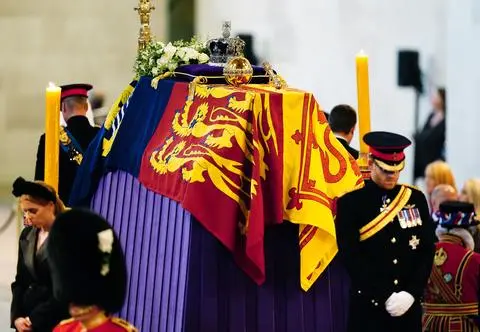 Wnuki Elżbiety II czuwały przy trumnie królowej. Poruszony książę Harry w wojskowym mundurze