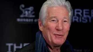 Richard Gere na czerwonym dywanie z młodszą o 33 lata żoną. Nie szczędził jej czułości