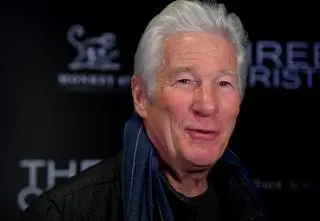 Richard Gere na czerwonym dywanie z młodszą o 33 lata żoną. Nie szczędził jej czułości