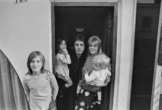 Paul McCartney z żoną Lindą i dziećmi