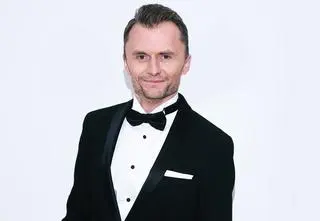 Piotr Jacoń stara się oswajać temat transpłciowości. Co wiemy o prezenterze TVN24?