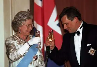 Elżbieta II przyjechała do Polski dokładnie 28 lat temu. Tą wizytą żył cały kraj