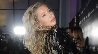 Katarzyna Warnke zapozowała w stroju kąpielowym. Obok tajemniczy mężczyzna