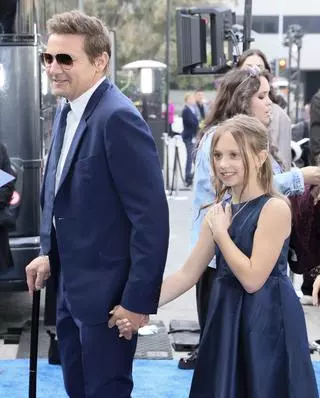Jeremy Renner z córką na premierze