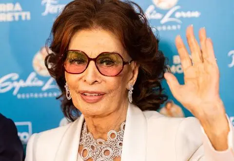 Sofia Loren przyłapana na wpatrywaniu się w dekolt koleżanki. Po latach wyjaśnia reakcję 