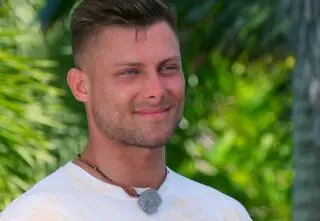 Adam z "HP" pokazał pierwsze zdjęcie z ukochaną. Oboje chronią swój związek