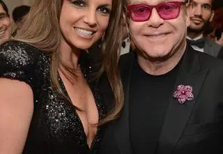 Elton John i Britney Spears nagrali razem utwór. Do sieci trafił singiel "Hold Me Closer"