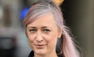Matylda Damięcka dyskutuje z internautką o symbolach religijnych