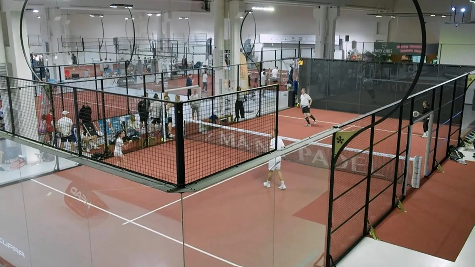 Dziennikarze zamienili redakcje na korty. CUPRA Paddle News Cup połączył sport i pomaganie
