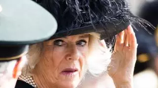 Camilla Parker Bowles oddała hołd królowej Elżbiecie II. Zauważono pewną ozdobę