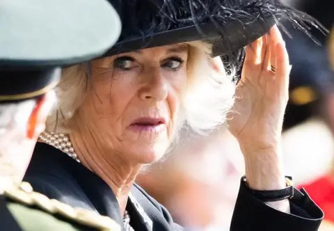 Camilla Parker Bowles oddała hołd królowej Elżbiecie II. Zauważono pewną ozdobę