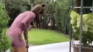 Małgorzata Rozenek-Majdan pracuje w ogrodzie