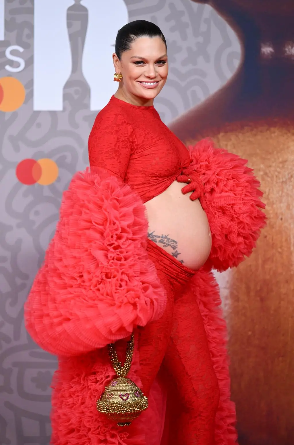 Jessie J. na the Brit Awards prezentuje nagi ciążowy brzuszek