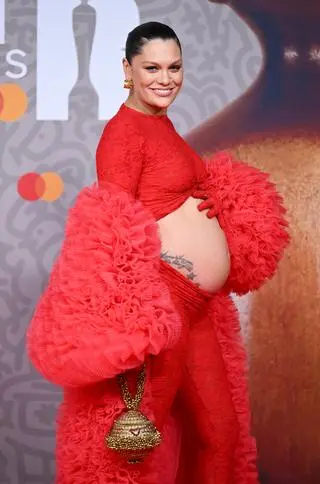 Jessie J. na the Brit Awards prezentuje nagi ciążowy brzuszek