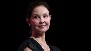 Ashley Judd opowiedziała o samobójczej śmierci 76-letniej mamy Naomi. "Użyła broni"