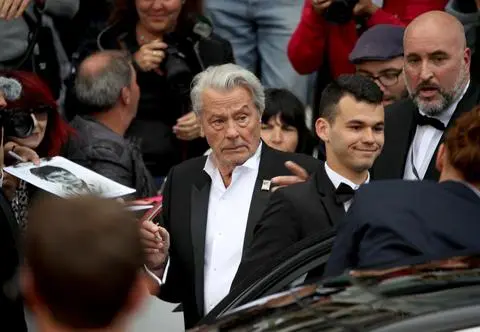 Alain Delon w centrum rodzinnego konfliktu. Grozi mu niebezpieczeństwo?