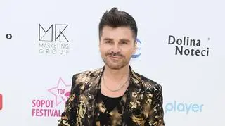 Łukasz Zagrobelny padł ofiarą oszustwa? Wokalista ostrzegł fanów