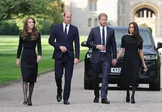 Księżna Kate, książę William oraz książę Harry i Meghan Markle przed pogrzebem Elżbiety II