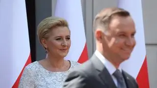 Agata Duda zaskoczyła strojem podczas wizyty w Kenii. Stylista: "Zagrała va banque"