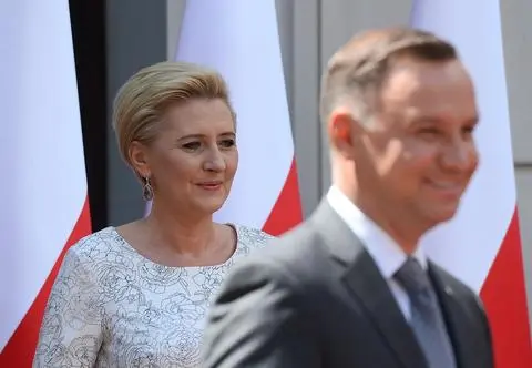Agata Duda zaskoczyła strojem podczas wizyty w Kenii. Stylista: "Zagrała va banque"