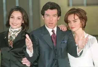 
Izabella Scorupco z Pierce'em Brosnanem i Famke Janssen