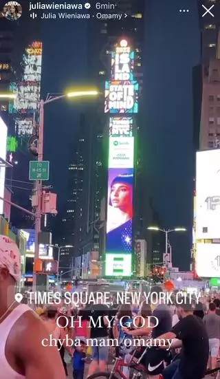 Okładka płyty Julii Wieniawy na Time Square w Nowym Jorku